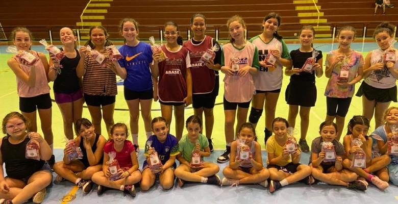 Atletas do projeto de basquete feminino recebem lembrancinhas em ocasião do dia das crianças