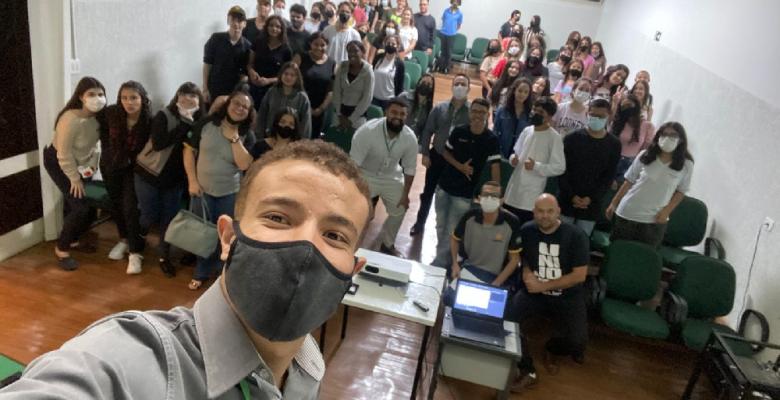 Alunos Unijovem participam de palestra sobre educação financeira.