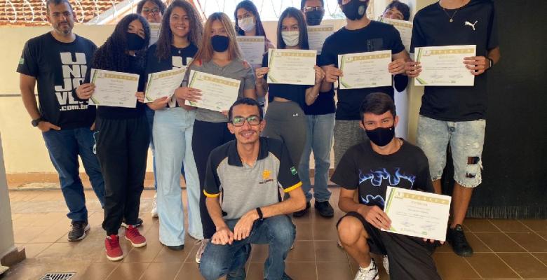 Alunos da turma de Assistente administrativo (A) e Informática Básica (A) encerra curso com confraternização e recebimento de certificados.