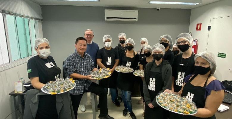 Alunos do curso de culinária preparam uma receita especial em comemoração ao aniversário da Unimed de Marília