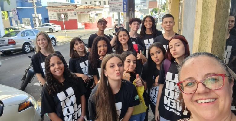 Turma de atendimento e vendas realiza visita no centro comercial de Marília