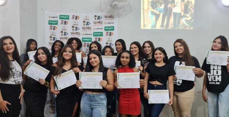 Alunos da Unijovem encerra cursos profissionalizantes com confraternização