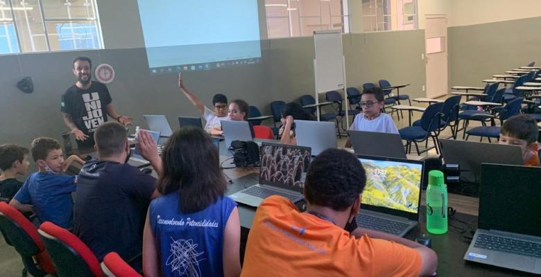 Unijovem oferece oportunidade para jovens do espectro autista cursar inglês em parceria com o Espaço Potencial de Marília