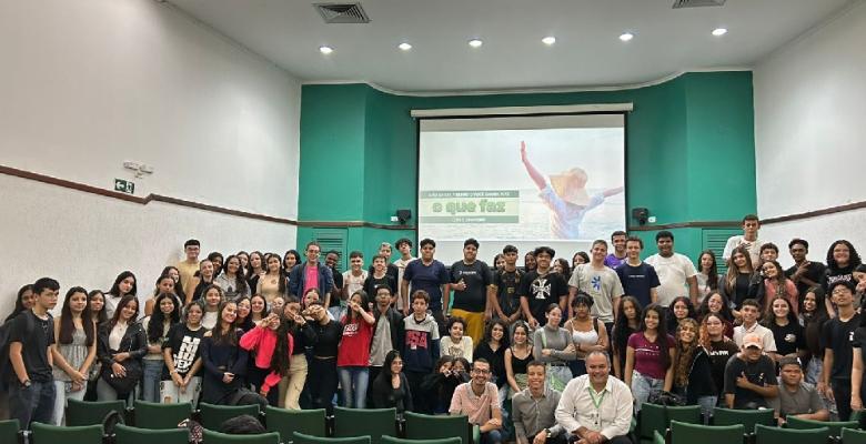 Jovens  participam de palestra sobre Educação Financeira com especialistas do Sicredi